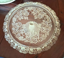 ancien grand  PLAT A GATEAU sur pied cristal motifs fruits en relief 34/8 cm