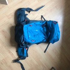 Sac à dos de voyage. Couleur bleu, très bon état. Assez grand (50L). 