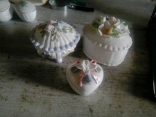 Boites coffrets porcelaine décors fleurs en relief vintage Bijoux Bonbons lot  3