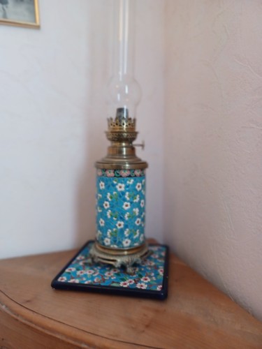 Une lampe son - une, et