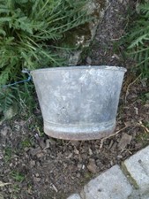 Seau rond en zing pour décoration de parterre de jardin