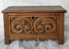 Très joli petit coffre en bois sculpté main, avec sa clef