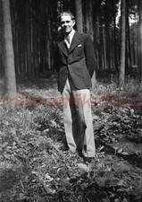 Négatif photo, jeune homme en costume, portrait dans la forêt, 5026-764/8