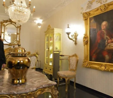 BIBLIOTHEQUE ARMOIRE VITRÉE BEIGE ET DORÉ À LA FEUILLE D'OR VITRINE D'UN CHATEAU