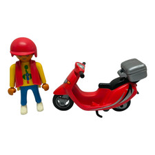sympa scooter  + homme    Playmobil ( maison , ville , moto  )  1729