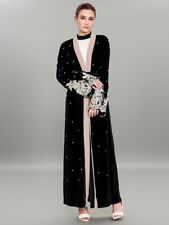 Robe velours longue noire col nude avant perle et dentelle sur les manches .