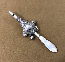 ancien hochet siffleur à 4 grelots en argent massif BEL ETAT manche en nacre XIX