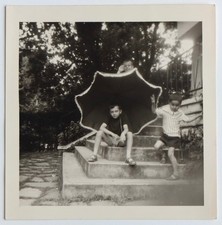 Garçons jouent assis marches parasol - Photo vintage snapshot