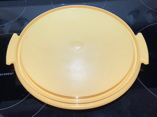 Vtg tupperware cake - taker, 10"