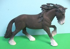 SCHLEICH 2012 - Cheval  marron Étalon shire - crinière et queue noires