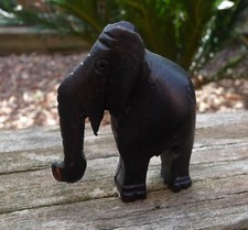 Eléphant en bois d'ébène de Macassar artisanat d'Indonésie