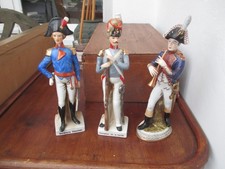 3 SOLDATS EN PORCELAINE. ÉPOQUE EMPIRE.