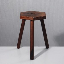 Tabouret tripode vintage en bois teinté, design brutaliste populaire 1950