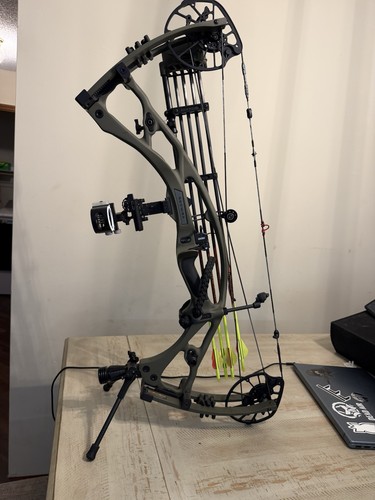 Hoyt right hand compound bow - hoyt,