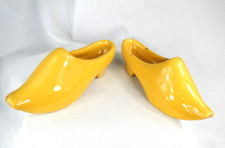 JOLIE PAIRE CHAUSSURES FAÏENCE JAUNE GENRE BRESSAN OU MOUSTIERS SABOTS Ca. 1900