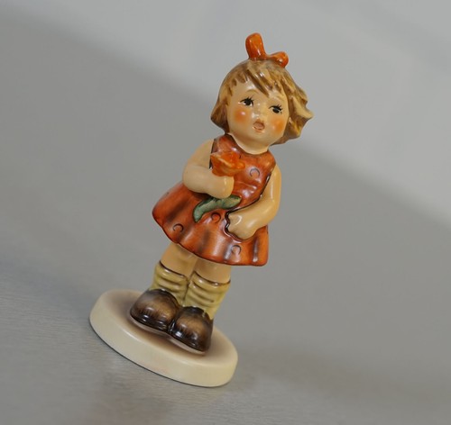 Goebel porcelaine fille une