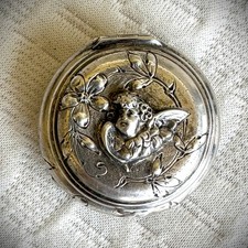Boite à pilule en argent massif Art Nouveau décor de Putti