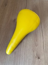 Selle jaune pour pièces de