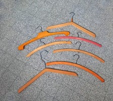 Lot de 7 Cintres Anciens en Bois Vintage Années 1950/1960