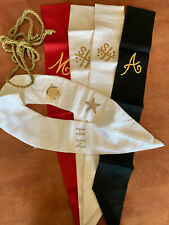 LOT D'OBJETS MAÇONNIQUES-FRANC-MAÇONNERIE/ROSE-CROIX-ÉCHARPES/SAUTOIRS/PENDENTIF