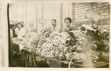 Carte PHoto en juin 1934 d'un marché à identifier Etal de légumes avec les prix