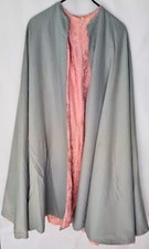 Ancienne grande cape de costume de marquise en drap de laine gris perle et satin
