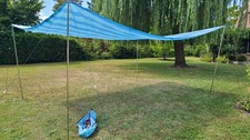 Bâche de camping 4m40 x 3m35 avec piquets, tendeurs, sardines et marteau.