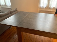 Table à manger grise, bois massif. Extensible, carré. 