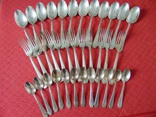 36 COUVERTS ART DECO METAL ARGENTE 12 FOUJRCHETTES 12 CUILLERES 12 PETITES CUILL