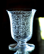 BACCARAT · Vase « Michelangelo » (13 cm), en fin cristal translucide gravé.