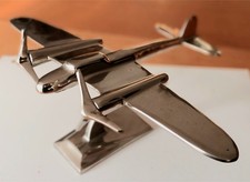 Avion bi-moteur, sculpture