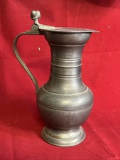 Pichet en étain avec