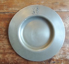 Assiette en étain (530gr) avec blason Dauphiné - très bon état