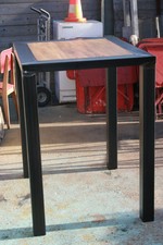 Table mange debout design