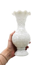 Vase en opaline blanche arabesques et têtes de bouc Vallérysthal Portieux