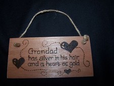 Grand-père dessiné main ....plaque bois coeur doré cheveux argentés - cadeau pyrographie