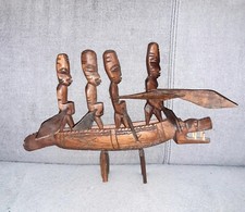 Vintage africain bateau-dragon canoë ornement en bois 4 Hommes Art Tribal Sculpt
