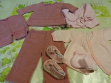 grand lot =layette 7piéces les tricotés roses et parmes ,bébé,poupon ,poupées 