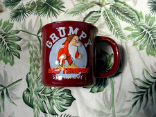 MUG tasse à café Disney Land Paris  figurine  Grincheux 7 nains décor en relief