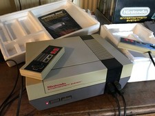 Nintendo NES dans sa boîte d'origine (avec les polystyrènes et notice) + 2 jeux