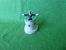 COUREUR CYCLISTE  TOUR DE FRANCE- REFUGE + AGENT CIRCULATION ALU.  TBE