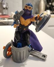 Figurine Shredder (méchant des Tortues Ninja) + armes et chariot