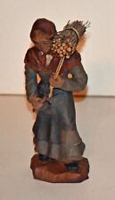 Santon représentant une femme âgée portant un fagot. Hauteur 20cm. En bois peint