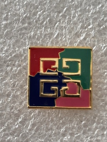 Pin doré givenchy mode - pin’s,