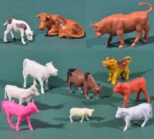 Origines inconnues, lot 11 bovins, vaches, veaux et taureau en plastique