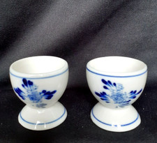 2 coquetiers en porcelaine blanche à décor bleu de fleurs et moulins