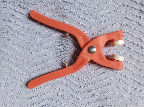 Pince pour pose bouton - pince,
