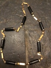 Collier doré et Bakélite