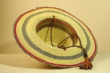 Chapeau africain tissé en