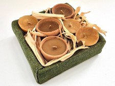 6 BOUGIES & 3 BOUGEOIRS POTS EN TERRE CUITE DANS PANIER GARNI DE FEUILLE DE MAÏS